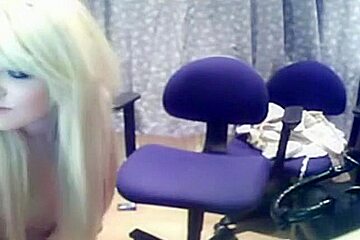 A blonde and a brunette masturbate on cam