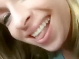 AMATORIALE BIONDA teen 18+ AMERICANA CHE SPOMPINA PER BENE IN MACCHINA