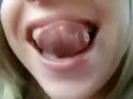 AMATORIALE BIONDA teen 18+ AMERICANA CHE SPOMPINA PER BENE IN MACCHINA