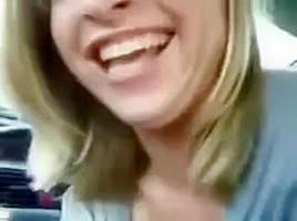 AMATORIALE BIONDA teen 18+ AMERICANA CHE SPOMPINA PER BENE IN MACCHINA