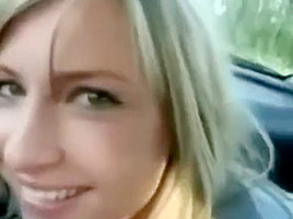 AMATORIALE BIONDA teen 18+ AMERICANA CHE SPOMPINA PER BENE IN MACCHINA