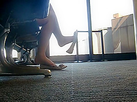 AWESOME barefoot flats dangle at CLE airport 