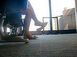 AWESOME barefoot flats dangle at CLE airport 