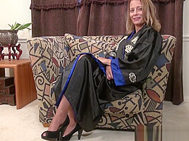 American milf Jayden Matthews strips off and finger fucks