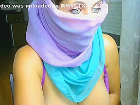 Arab girl is fingering her and get very hot