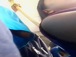 Arrimon y cum en el brazo a joven dormilona