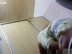 Asian lifts her skirt and take a pee