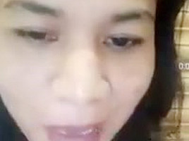 Asian on cam showing her bald pussy and squirting