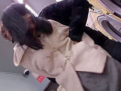 B3D2304-Mature wife who was at the laundromat is with sensitive pussy and squirts