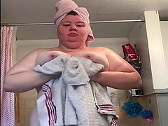BBW takes a bath and masturbates