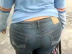 BIG BUTT WALKING DOWN THE STREET SHOWING PANTY