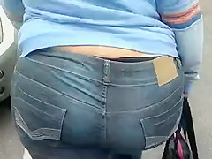 BIG BUTT WALKING DOWN THE STREET SHOWING PANTY