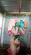 Beautiful Curvy Desi Bhabhi Nude Bath Video