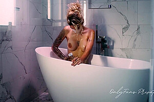 Beautiful Trans Model Takes A Bath & Shaves