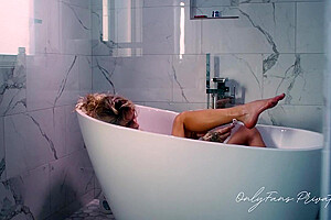 Beautiful Trans Model Takes A Bath & Shaves