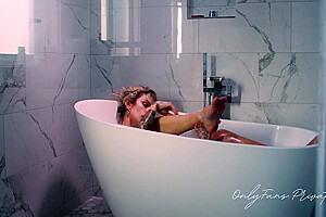 Beautiful Trans Model Takes A Bath & Shaves