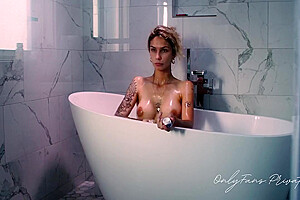 Beautiful Trans Model Takes A Bath & Shaves