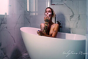 Beautiful Trans Model Takes A Bath & Shaves
