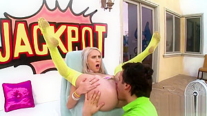 Beautiful sex kitten shows off oversized butt and gets anal banged