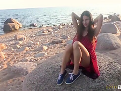Beautiful teen 18+ Sucks Cock On The Beach - Gold Teachers