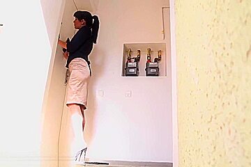 Bizarre ho loves pissing