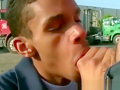 Black dude sucks white cock