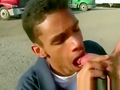 Black dude sucks white cock