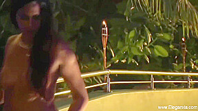 Bollywood Babe Likes To Show Off