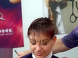 Bowl hairstyle in trendy colors