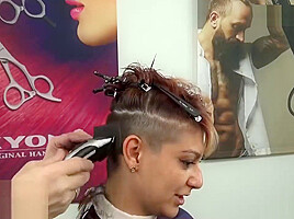 Bowl hairstyle in trendy colors