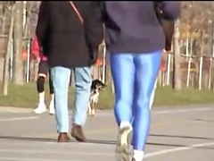 Bright blue spandex pants are on the candid amateur legs 01w