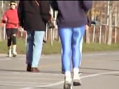 Bright blue spandex pants are on the candid amateur legs 01w