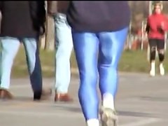 Bright blue spandex pants are on the candid amateur legs 01w