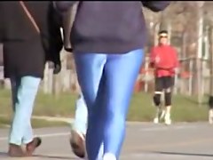 Bright blue spandex pants are on the candid amateur legs 01w