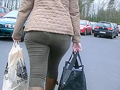 Candid big ass milf in tight jeans and boots