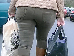Candid big ass milf in tight jeans and boots