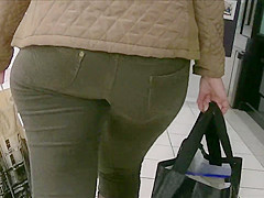 Candid big ass milf in tight jeans and boots