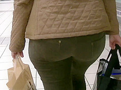 Candid big ass milf in tight jeans and boots