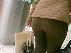 Candid big ass milf in tight jeans and boots