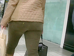 Candid big ass milf in tight jeans and boots