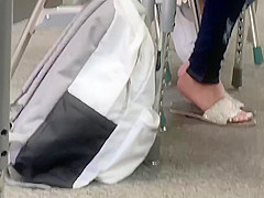 Candid feet in class(Leo)