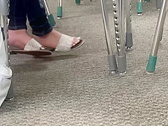 Candid feet in class(Leo)