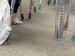 Candid feet in class(Leo)