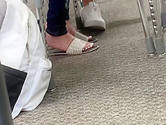 Candid feet in class(Leo)
