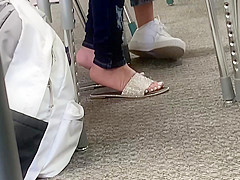 Candid feet in class(Leo)