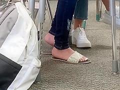 Candid feet in class(Leo)