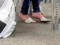 Candid feet in class(Leo)