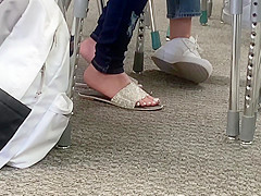 Candid feet in class(Leo)