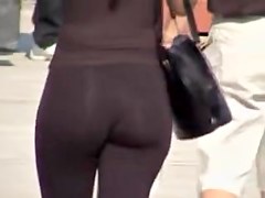 Candid girl waving her booty in the crowd 07zc
