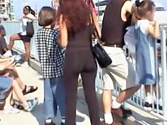 Candid girl waving her booty in the crowd 07zc